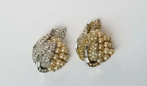 Pendientes de clip de colección firmados Trifari imitación perlas y diamantes de imitación tono plata - Imagen 1 de 12