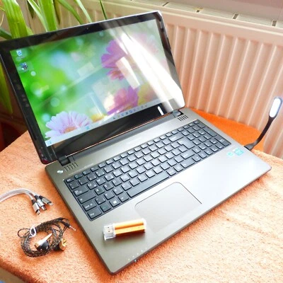 Medion E6240T 15 pollici TOUCH Multi l Windows 11 1TB SSD l 8GB RAM NUOVO l Q... - Immagine 1 di 4