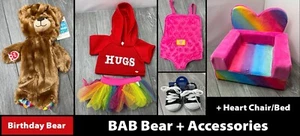 Lote de 6 piezas Build-A-Bear: oso de cumpleaños, traje, portador, zapatos de lona, silla/cama - Imagen 1 de 24