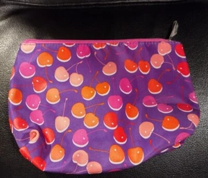 Clinque Kosmetiktasche mit Kirschen auf dem Hintergrund ist lila - Bild 1 von 3