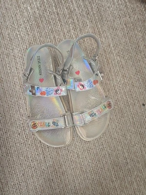 Sandalias holográficas Steve Madden para niños con divertidos estampados Foto 1 de 3