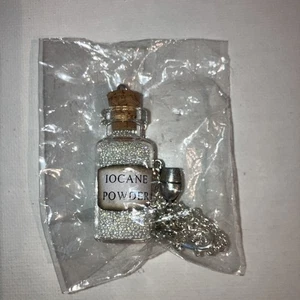 Collar y cadena The Princess Bride Iocane en polvo en botella NUEVO - Imagen 1 de 4