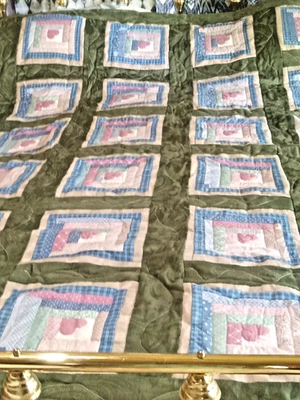 Набор лоскутных одеял бревенчатая хижина с розовым сердцем зеленые парчовые хлопковые блоки 2 наволочки дневная кровать размер - Изображение 1 из 4