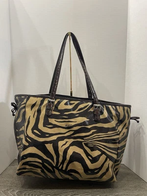 Brighton 动物印花斑马涂层乙烯基旅行托特包棕色/薄色  — 第 1/4 张图片