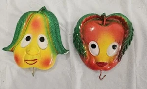 Placas antropomórficas de tiza Miller Studio Pear and Apple 1970 - Imagen 1 de 16