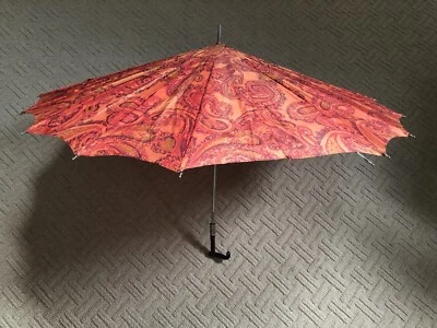 Sombrilla vintage de tela de cachemira naranja con intrincado mango de metal y resina Foto 1 de 4