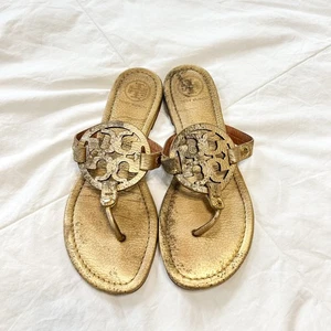 Sandalias Tory Burch Miller Cuero Metálico Dorado Tanga Logo Talla 8 - Imagen 1 de 4
