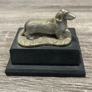 Estatuilla miniatura vintage de metal de peltre de 3" Dachshund estatua perro vienés base de madera - Imagen 1 de 9