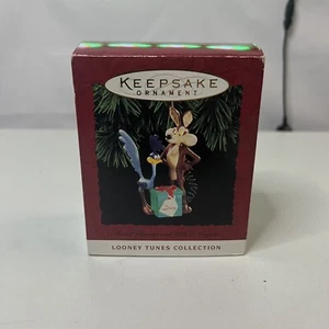1994 Hallmark Keepsake Road Runner / Wile E Coyote Ornament Looney Tunes - Picture 1 of 3
