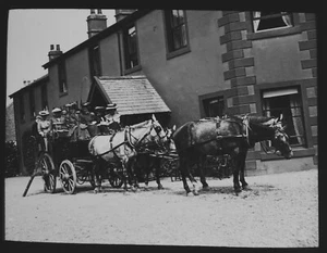 EDWARDIAN LADIES ON STAGECOACH C1910 PHOTOGRAPH Magic Lantern Slide  - Picture 1 of 3