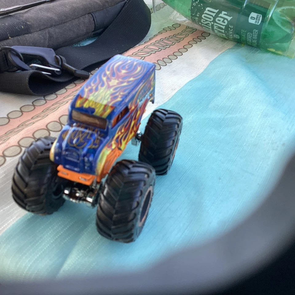 Camión de reparto de lácteos Monster Jam Hot Wheels Giant Wheels 1:64 diecast suelto Sr Foto 1 de 1