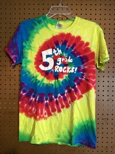 Camiseta Gilda’s Hombre Talla Pequeña Tie Die 5to Grado Rocks G12 - Imagen 1 de 6