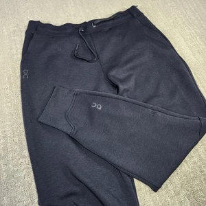 ON Cloud Jogginghose Damen Large Run On Clouds Sweatpants schwarz Zug Laufen  - Bild 1 von 11