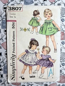Vestido para niños pequeños Simplicity Pattern 3807 delantal y bragas talla 1/2 corte completo - Imagen 1 de 4