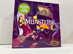 POLAR LIGHTS 1/8 SCALE "THE MUNSTERS" GLOW IN THE DARK MODEL KIT - Bild 1 von 5