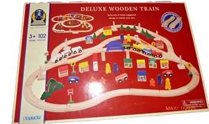 Battat TRENO IN LEGNO Set - Deluxe 102 pezzi - NUOVO scatola sigillata - Foto 1 di 6
