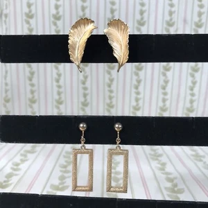 2 Pairs Clip On Earrings Sarah Coventry Cov Giovanni Goldtone Feather Rectangle - Picture 1 of 10