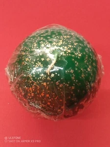 Candela in Cera Artigianale con Forma di Pallina x Albero, Finitura Glitter Oro - Foto 1 di 3