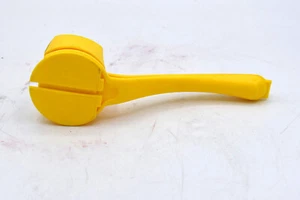 Tupperware Butter Up Corn On The Cob Hugger Salt & Pepper Shaker Set of 2 - Picture 1 of 4