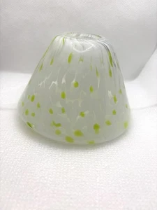 Tapa de pantalla de tarro de vidrio soplado moteado verde y blanco como nuevo de 4" de alto - Imagen 1 de 6