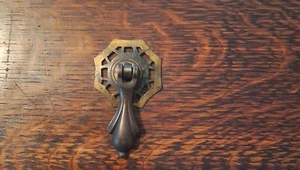 Tiradores de cajón antiguos originales William & Mary fundidos 6 bronce F.K.L. Juego respaldo latón - Imagen 1 de 24