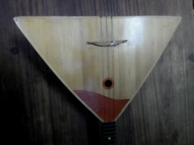 ANTIGUA MANDOLINA LAÚD RUSA BALALAIKA 3 CUERDAS - COMO ARTÍCULO ENCONTRADO Foto 1 de 4