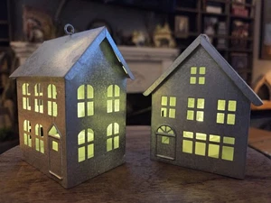 Verzinkte Metall LED Leuchte (Batterien enthalten) Dorf Haus Ornamente 2er Set  - Bild 1 von 9
