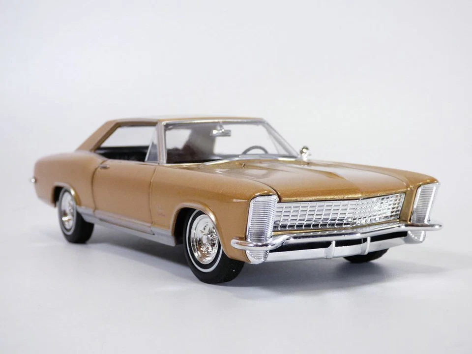 Buick Riviera Gran Sport 1965 Rosso modello Auto 1 24 / Welly