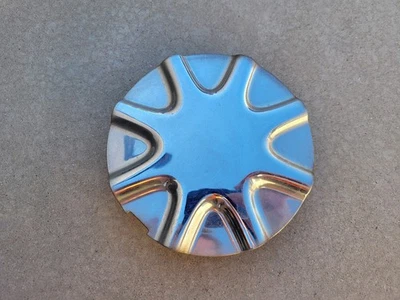 9593782 Tapa central cromada rueda de 16" OEM usada 2002 a 2004 Buick Rendezvous  Foto 1 de 4