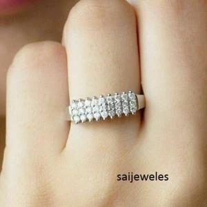 Anillo banda de boda con racimo de diamantes de corte redondo de 1,5 quilates creado en laboratorio oro blanco de 14 K bien - Imagen 1 de 7