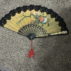 Abanico Estilo Español Plegable Tela Plástica Negra Borde Floral Encaje - Imagen 1 de 5