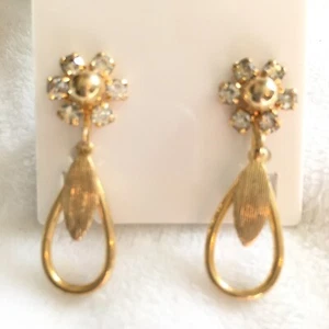 Vintage Sarah Coventry Crystal Flower Gold Tear Drop Victorian Style Earrings - Picture 1 of 3