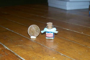 Casa delle Bambole Miniatura Bagno Perline Nastro Blu Vetro con Perline - Foto 1 di 1