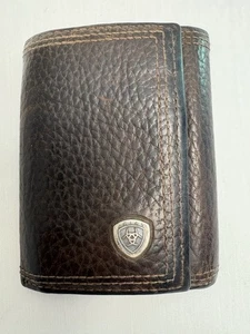 Ariat Men's Rowdy Shield Logo Trifold Brown Leather Wallet - Bild 1 von 6