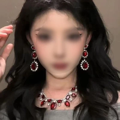 Wunderschöne leichte rote Diamant-Ohrclips aus Legierung für Damen Mode - Bild 1 von 3