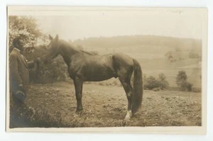 c1915 RPPC caballero con caballo en paisaje, ubicación desconocida - Imagen 1 de 2