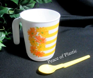 Taza de café Tupperware nueva con mango 11 oz. con cuchara flores amarillas a rayas - Imagen 1 de 4
