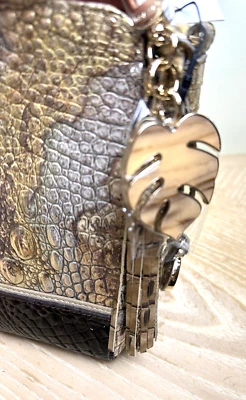 NUEVO CON ETIQUETAS BRAHMIN ANACARDO TROPICAL HOJA DE PALMA CUERO TOSTADO Y METAL BOLSO BORLA ENCANTO Foto 1 de 4