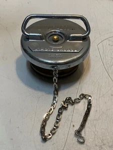 Wisco Radiator Cap with Bail & Chain 4" Dia. 2" H - Picture 1 of 8