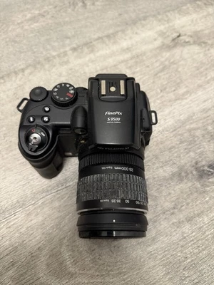 Fujifilm FinePix S9500 - Image 1 of 3