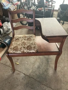 antiguo banco de chismes teléfono escritorio y silla - Imagen 1 de 3