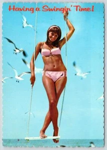 BIKINI PLAYA CHICA A SWINGIN' TIME OZZIE DULCE SEXY ARRIESGADO AÑOS 60 POSTAL 4x6" - Imagen 1 de 2