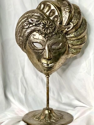 Vintage Silver Plated Brass Mardi Gras Theatrical Face Mask on Stand  9”w x 14”h - Imagem 1 de 4