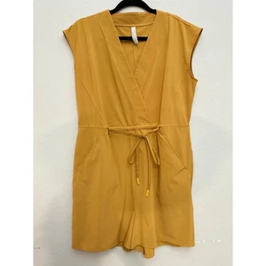Mameluco utilitario Athleta dorado mostaza amarillo sin mangas envolvente corbata frontal talla S - Imagen 1 de 6