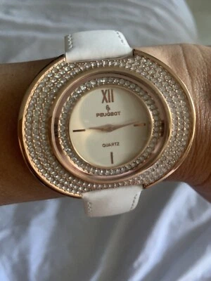 NUEVO-RELOJ PEUGEOT TONO ORO ROSA, CORREA CUERO BLANCO, ESFERA CRISTAL CURVO J6371RWT Foto 1 de 3