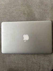 Apple MacBook Air 11" (64GB SSD, Intel Core i5 1st Gen., 1.6GHz, 2GB) Laptop... - Picture 1 of 3