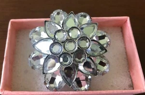 Vintage Silvertone Rhinestone Flower Pin Brooch Costume Jewelry - Picture 1 of 4