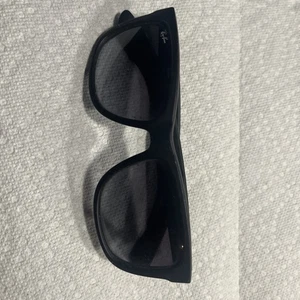 Gafas de sol Ray Ban negras de plástico usadas - Imagen 1 de 8