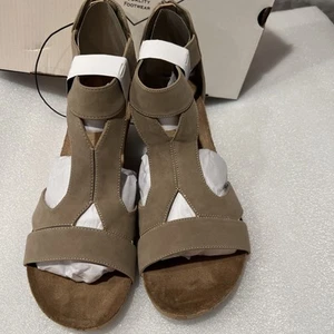 St. Johns Bay Taz Porchini Womens Sandals Size 11M Sand Memory Foam - Picture 1 of 6