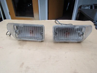 1970 Oldsmobile Cutlass esquerda e direita conjunto de carcaça e lente de lâmpada de estacionamento - Imagem 1 de 4